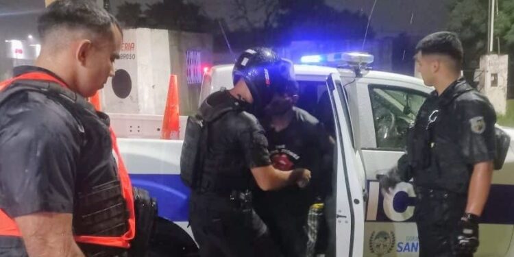 Dos sujetos causaron disturbios en un local comercial. Fueron detenidos