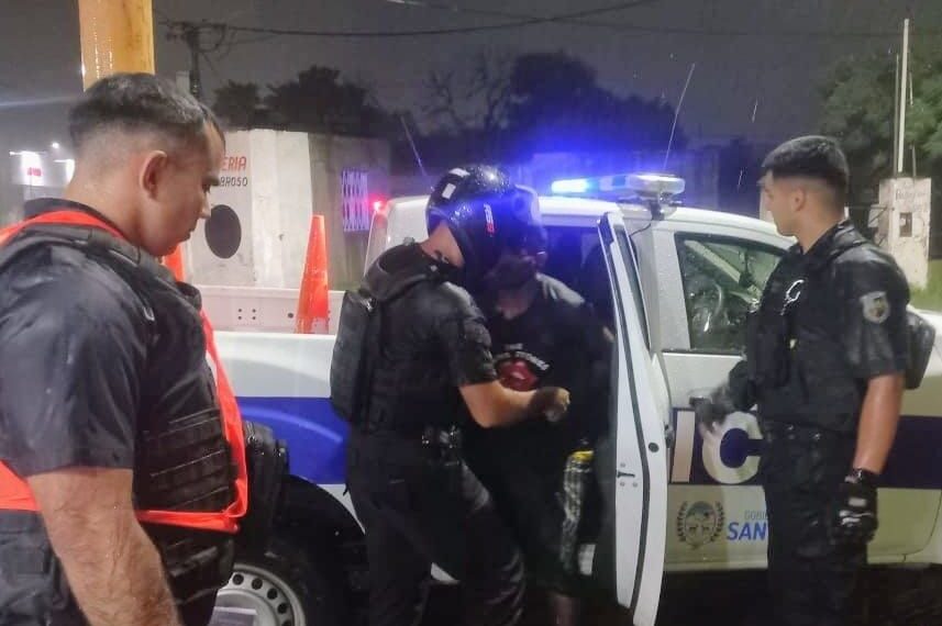 Dos sujetos causaron disturbios en un local comercial. Fueron detenidos