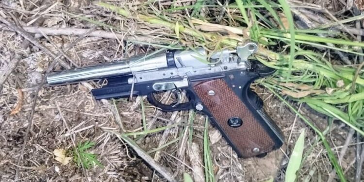 Tras un disturbio, la Policía demoró a un joven que tenía una pistola aire comprimido