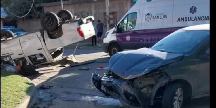 Otro violento choque con vuelco incluido. ¿Manejamos tan mal en Villa Mercedes?