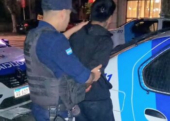 Peleaban en la vía pública. Uno con un arma punzante. Fueron detenidos