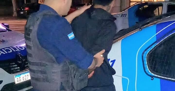 Peleaban en la vía pública. Uno con un arma punzante. Fueron detenidos