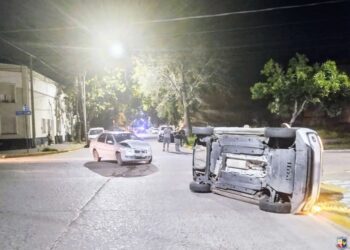 Fuerte choque y vuelco entre dos vehículos