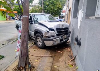Una camioneta impactó contra una vivienda