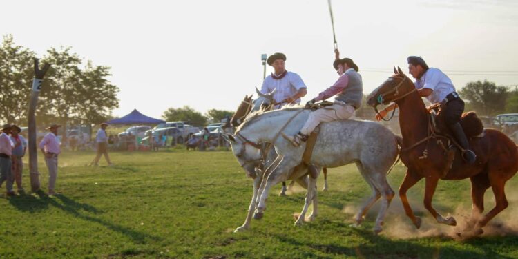 Buena Esperanza brilló con una noche histórica de jineteada y folclore.