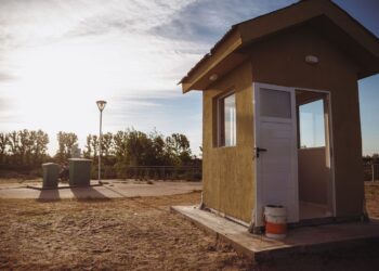 Estudiantes de la UPrO construyeron una garita de seguridad para el parque Espejos de Agua
