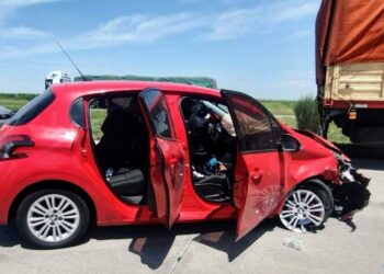 Cuatro personas resultaron heridas por un choque entre un auto y un camión en la Autopista de las Serranías Puntanas