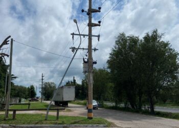 Por un impacto de un camión en una columna de distribución de energía, parte del Parque Industrial sur está sin energía
