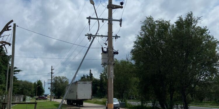 Por un impacto de un camión en una columna de distribución de energía, parte del Parque Industrial sur está sin energía