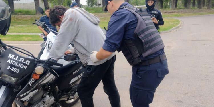 Intentó ingresar a una vivienda ajena y ocasionó disturbios. Fue demorado