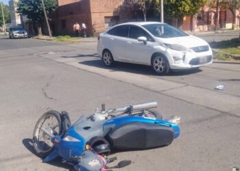 Una mujer resultó lesionada tras un choque entre una moto y un auto