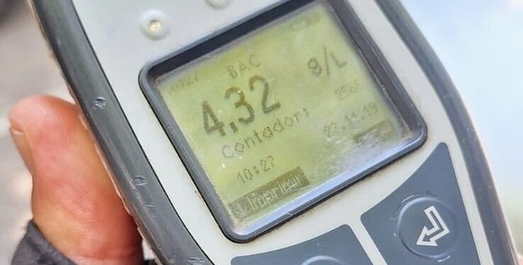 Un hombre dio positivo en el alcotest tras chocar con su auto a otro vehículo