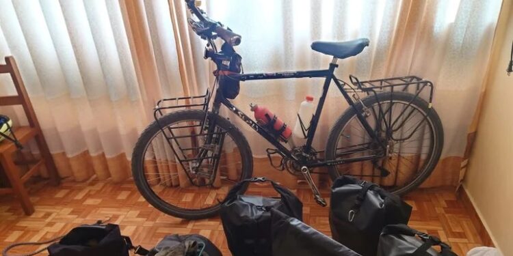 Viajó por el mundo en bicicleta. Llegó a Villa Mercedes y se la robaron