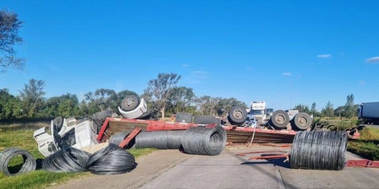 Un hombre resultó herido tras el vuelco de un camión en la Autopista de las Serranías Puntanas