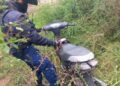 La Policía secuestró una motocicleta que estaba oculta y abandonada entre las malezas