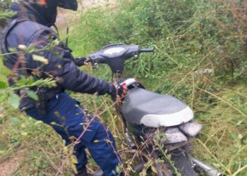 La Policía secuestró una motocicleta que estaba oculta y abandonada entre las malezas