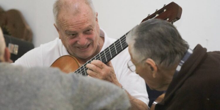 Las 100 Guitarras se preparan en Casa de la Cultura para la inauguración de su museo