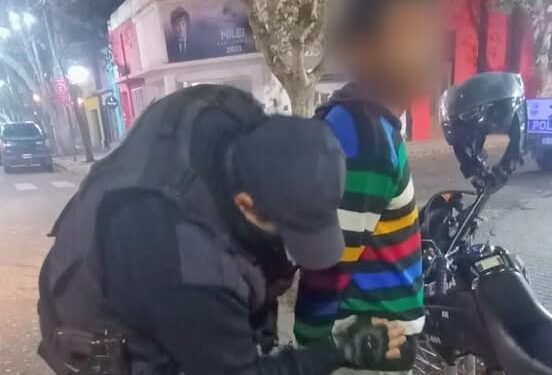 La Policía demoró a un sujeto que ocasionó disturbios en la vía pública y tenía un cuchillo en su poder