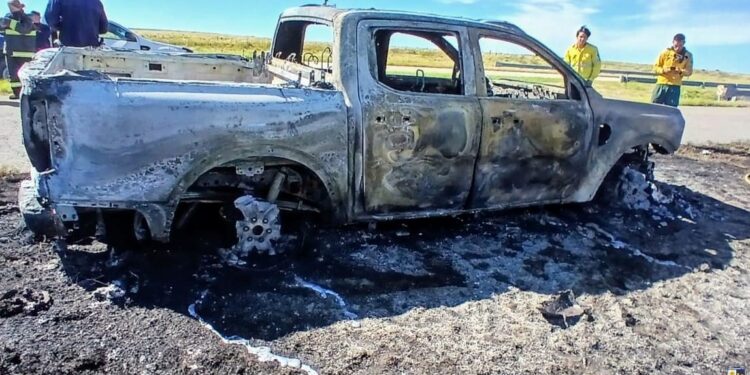 Una camioneta se incendió en la Autopista 55; no hubo heridos