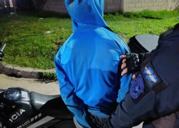 Policía demoró a dos sujetos que intentaron forzar la cerradura un vehículo