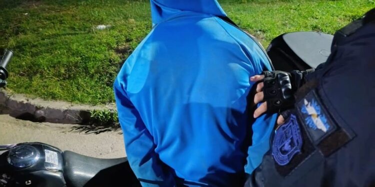 Policía demoró a dos sujetos que intentaron forzar la cerradura un vehículo