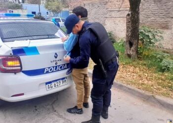 La Policía demoró a un sujeto que ocasionó disturbios en una escuela