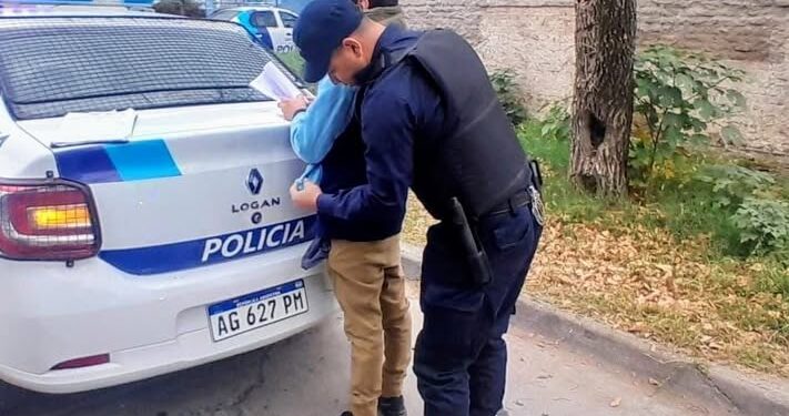 La Policía demoró a un sujeto que ocasionó disturbios en una escuela