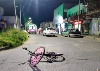 Dos menores resultaron lesionadas tras la colisión entre una bicicleta y un automóvil