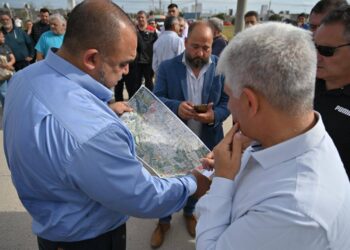 El pavimento llega al barrio 1.000 Viviendas: Poggi acompañó el inicio de una obra esperada