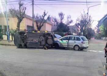 Cuatro personas resultaron heridas tras el choque entre dos automóviles; uno de los vehículos terminó volcado