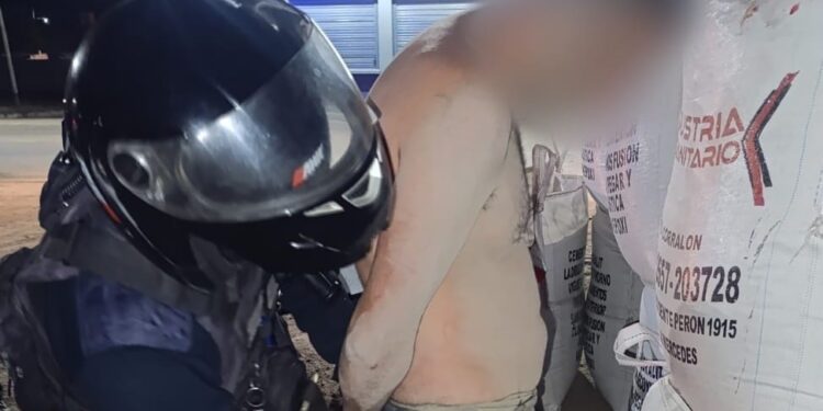 Cometió un robo según unos vecinos que lo agredieron. La policía finalmente lo demoró