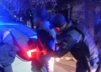 Demoraron a un hombre y a una mujer que agredieron a efectivos policiales y dañaron un móvil
