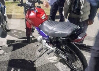 Realizaban maniobras peligrosas en moto. Les secuestraron los vehículos y les encontraron droga.
