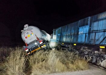 Choque entre un camión y un tren de cargas. No hay lesionados