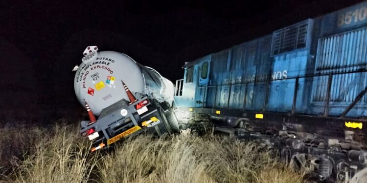 Choque entre un camión y un tren de cargas. No hay lesionados