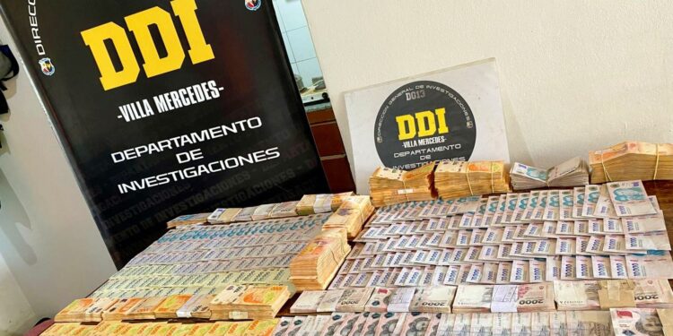 La policía detuvo a dos personas sospechadas de realizar un robo en un local de venta de materiales de construcción