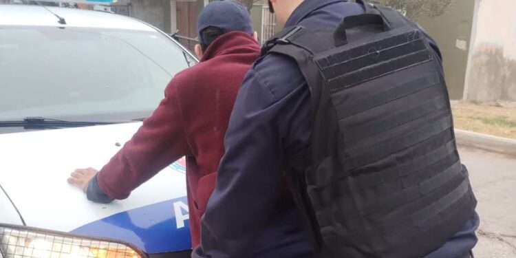 Demoraron a un individuo por provocar disturbios en la vía pública