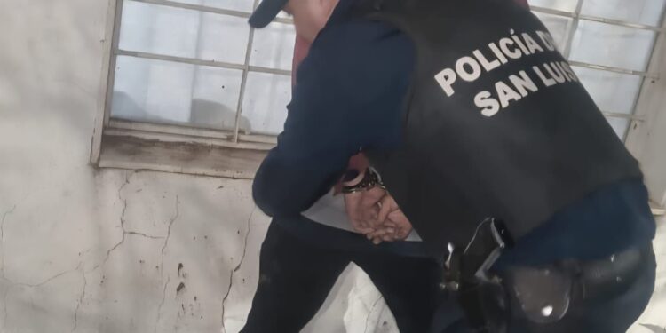 Detienen a un hombre tras robar una cartera de un auto en barrio La Ribera*