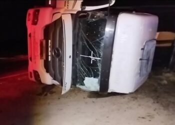 Un camionero resultó herido tras volcar en la ruta 8 en Villa Mercedes