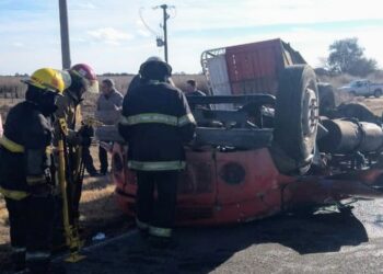 Un hombre y su hijo resultaron lesionados tras el vuelco de un camión en la Autopista 55