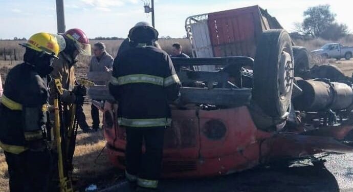 Un hombre y su hijo resultaron lesionados tras el vuelco de un camión en la Autopista 55
