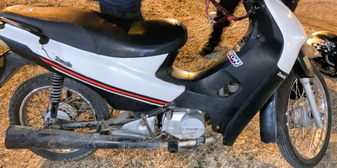 Adolescentes realizaban maniobras peligrosas en una motocicleta, cayeron en la huida y fueron demorados