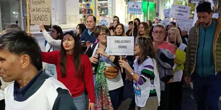 Marcharon gremios y trabajadores estatales en San Luis exigiendo recomposición salarial. Hubo representantes de toda la provincia