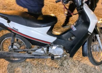 Adolescentes realizaban maniobras peligrosas en una motocicleta, cayeron en la huida y fueron demorados