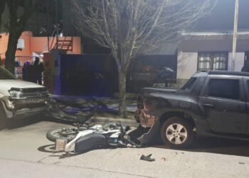 Un joven motociclista murió tras impactar contra dos camionetas estacionadas