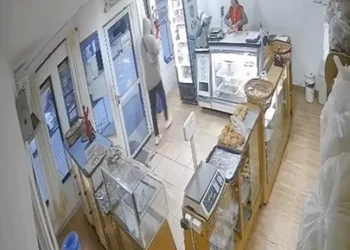 Así roban en pleno día en una panadería en Leon Guillet