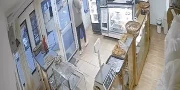 Así roban en pleno día en una panadería en Leon Guillet