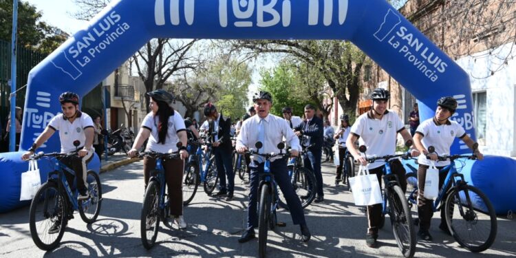 El Gobernador entregó las últimas TuBi 2025 correspondientes a Villa Mercedes