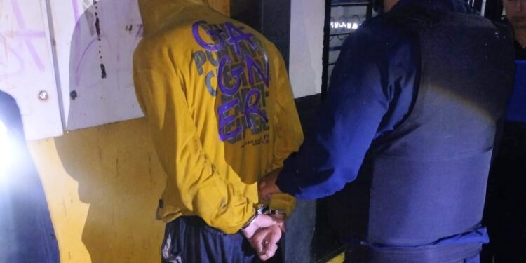 Demoraron a un sujeto que le robó pertenencias a una mujer