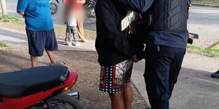 La Policía recuperó una motocicleta que había sido robada y demoró a un joven